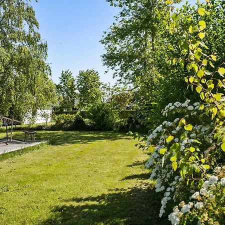 Taet Pa I Kobingsmark Ved