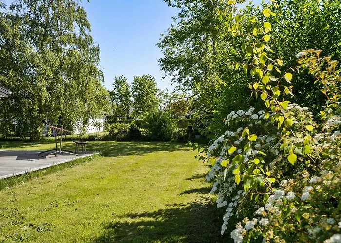 Taet Pa I Kobingsmark Ved